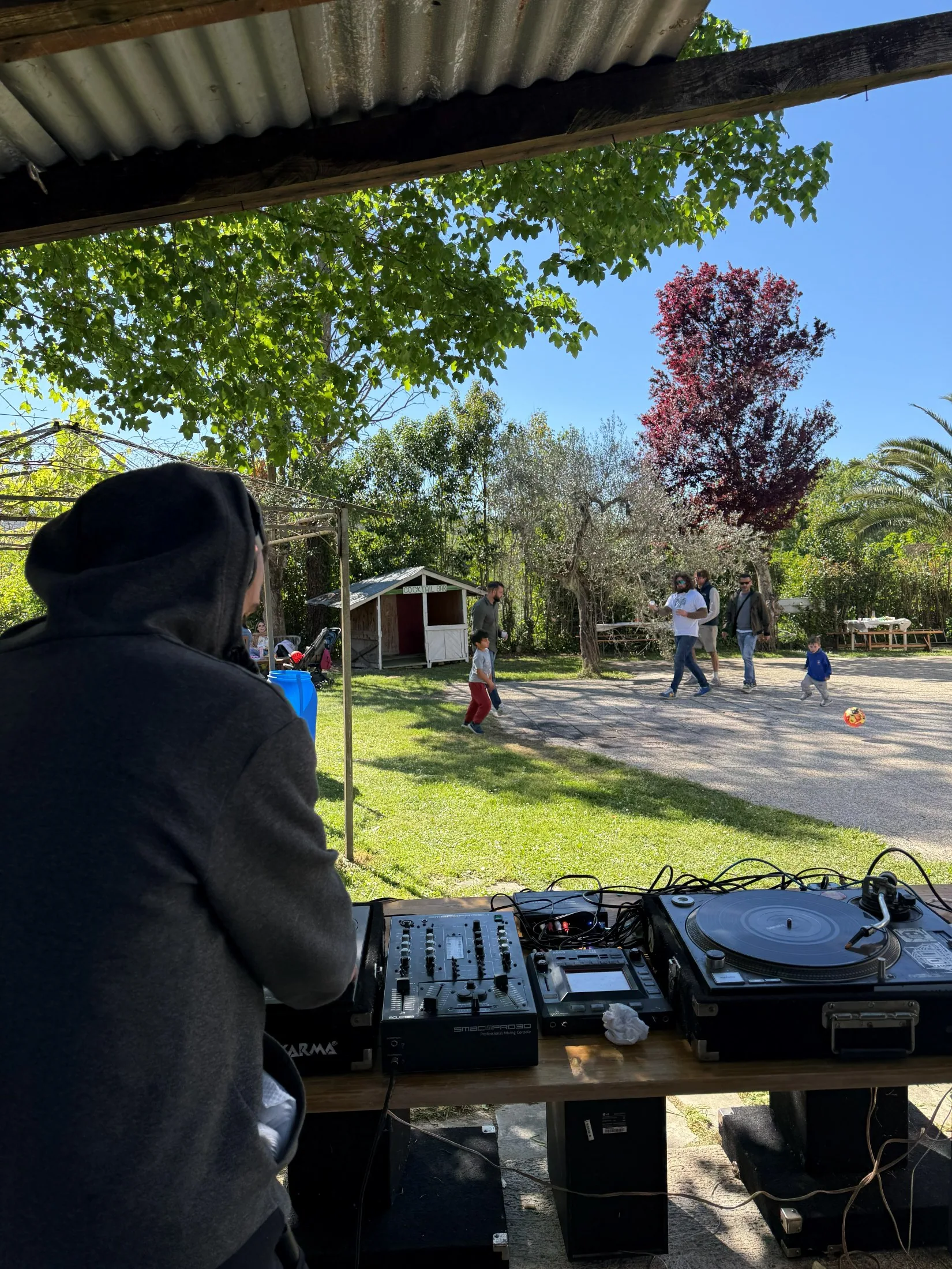Console musicale affacciata sul cortile del casale